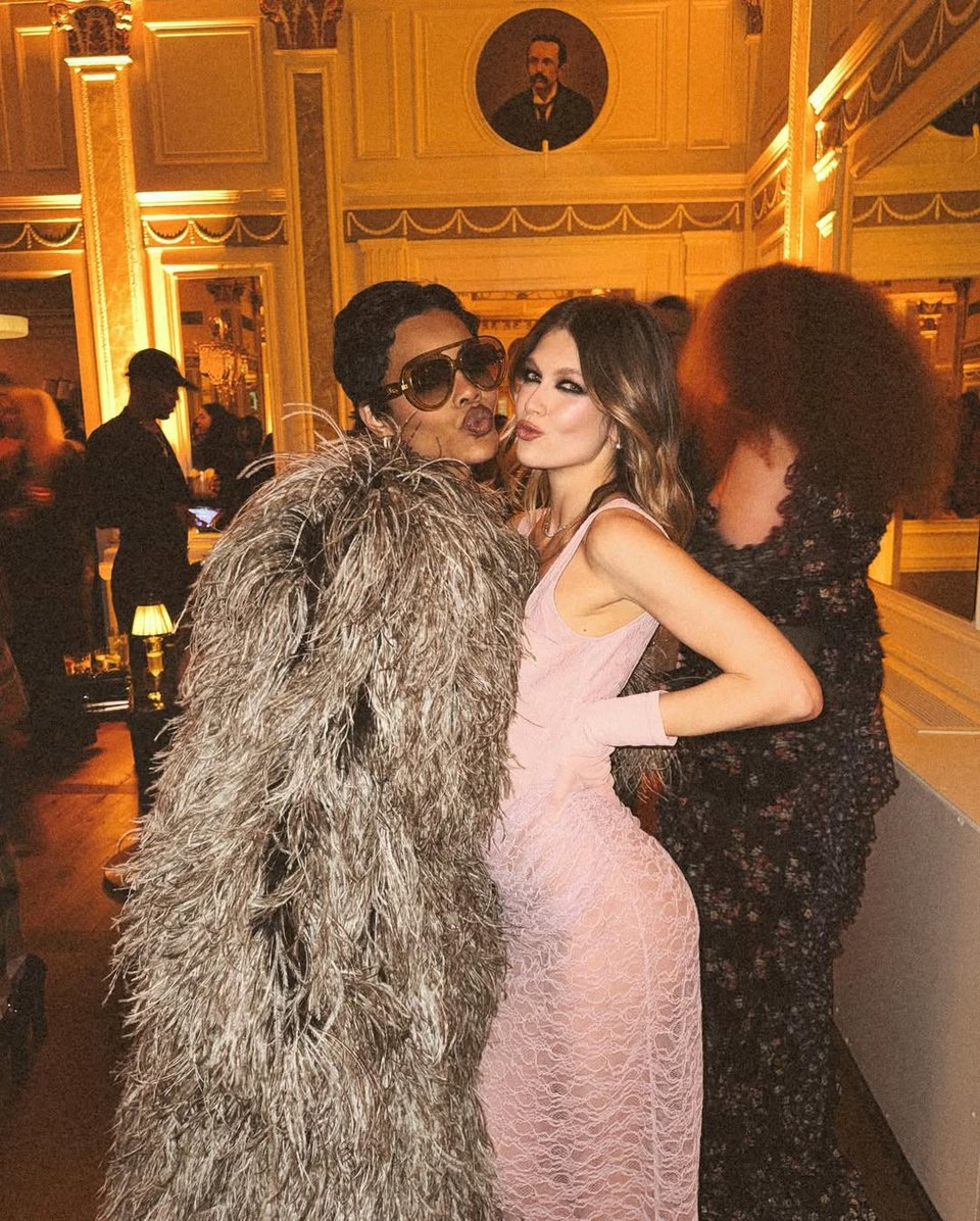 Η Κλέλια Ανδριολάτου με την Τεγιάνα Τέιλορ