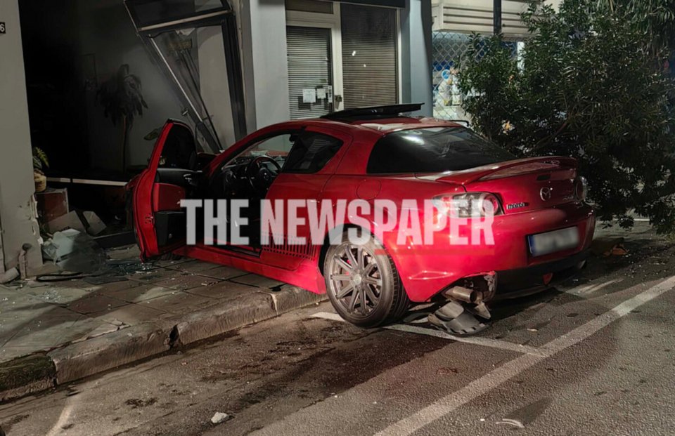 ΙΧ καρφώθηκε μέσα σε φροντιστήριο