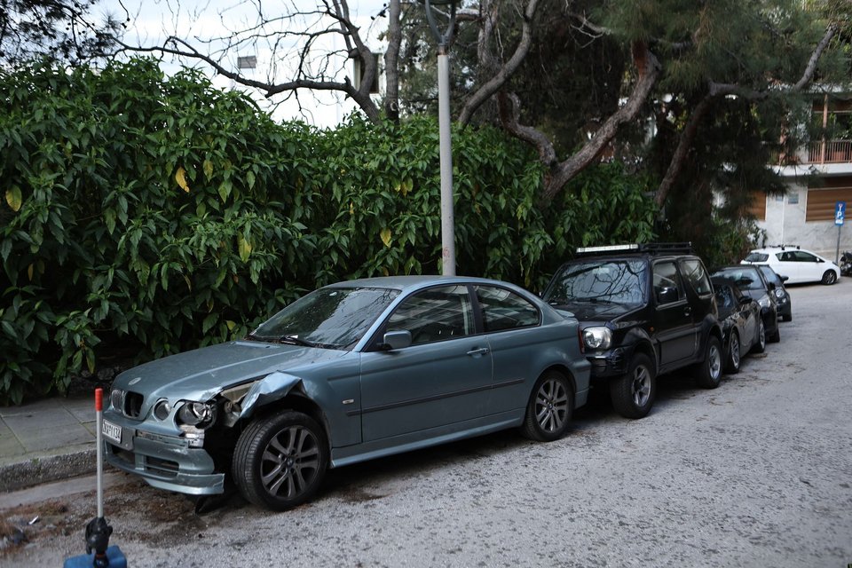 Σμπαράλια τα αυτοκίνητα που πήρε σβάρνα στο Κολωνάκι η μεθυσμένη τραγουδίστρια