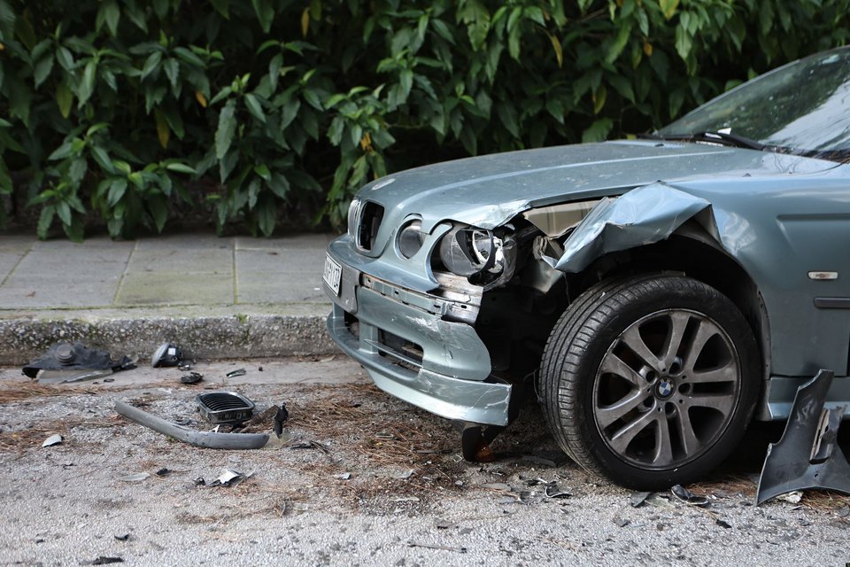 Μεθυσμένη οδηγός στο Κολωνάκι έπεσε πάνω σε 5 παρκαρισμένα αυτοκίνητα και τα διέλυσε [εικόνες]