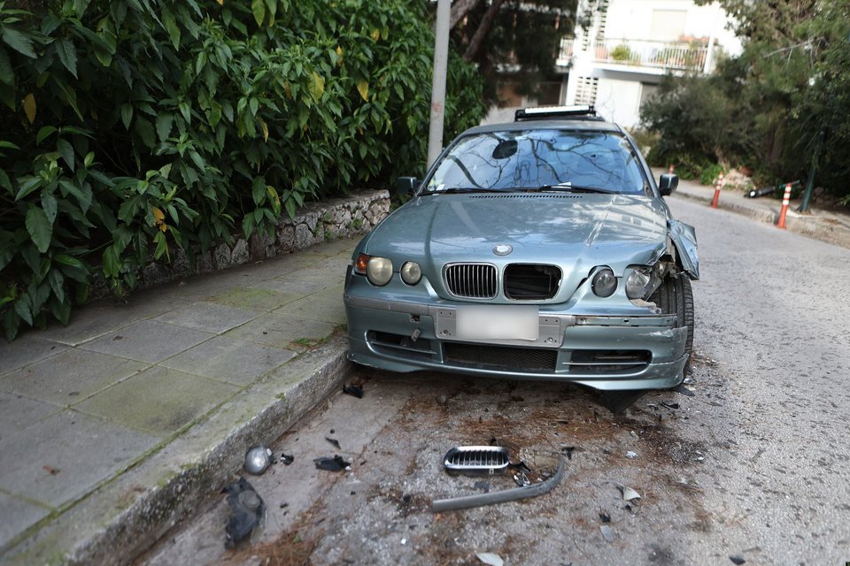 Σμπαράλια τα αυτοκίνητα που πήρε σβάρνα στο Κολωνάκι η μεθυσμένη τραγουδίστρια