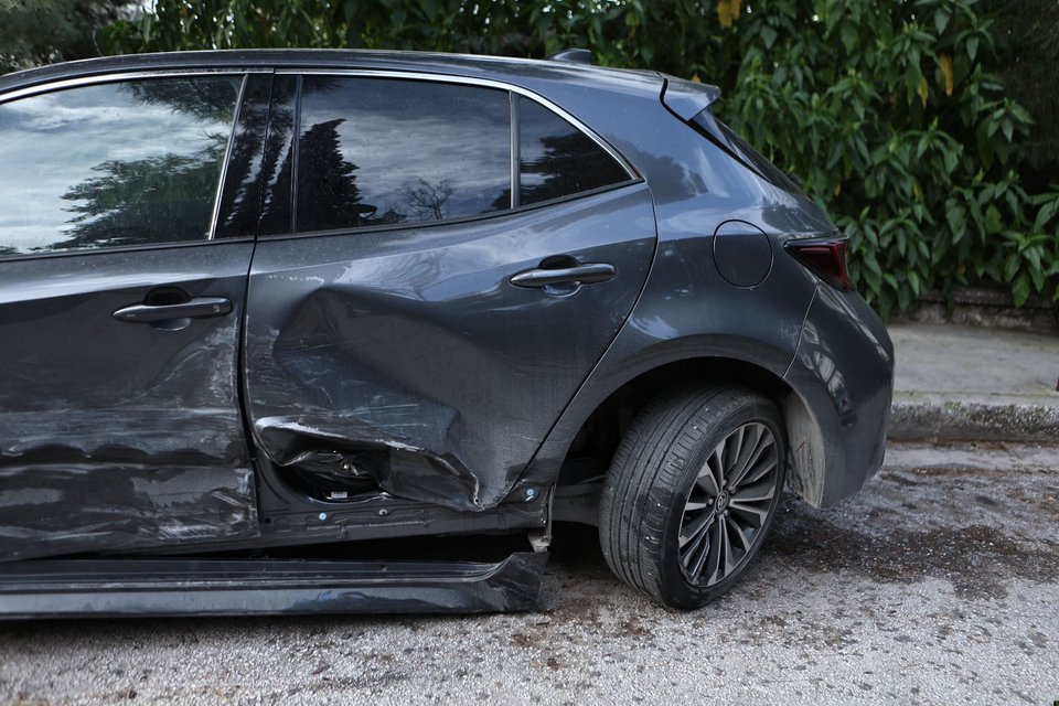 Μεθυσμένη οδηγός στο Κολωνάκι έπεσε πάνω σε 5 παρκαρισμένα αυτοκίνητα και τα διέλυσε [εικόνες]