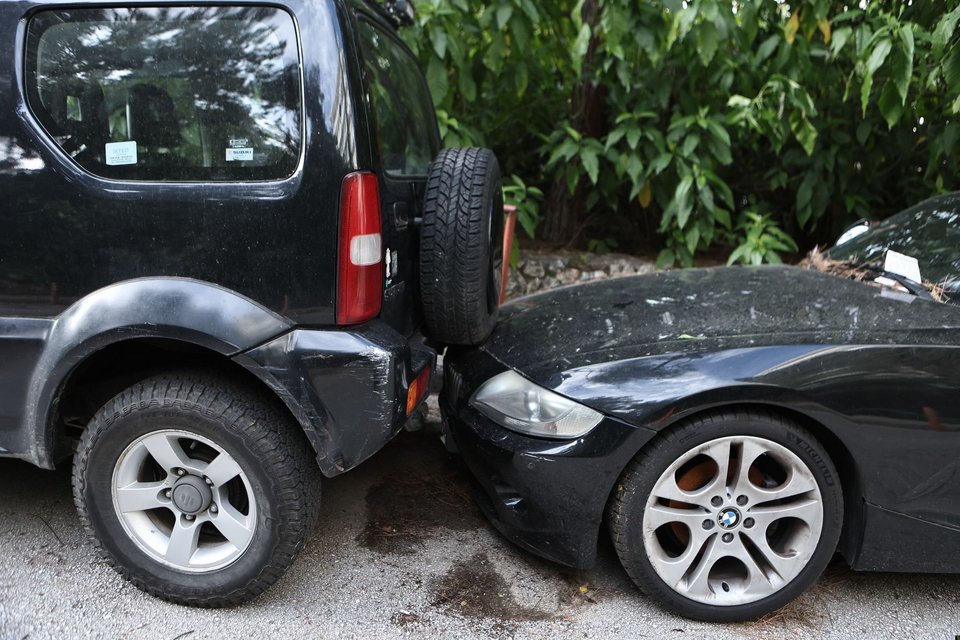 Σμπαράλια τα αυτοκίνητα που πήρε σβάρνα στο Κολωνάκι η μεθυσμένη τραγουδίστρια