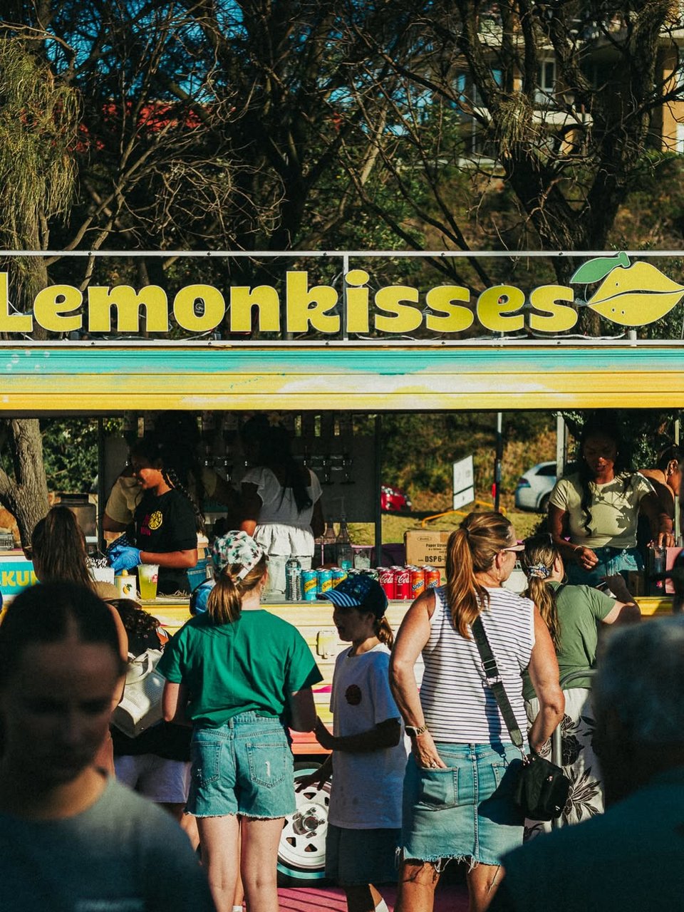 Κόσμος περιμένει στην ουρά για να προμηθευτεί μια παγωμένη λεμονάδα στο φεστιβάλ Frankston Waterfront 