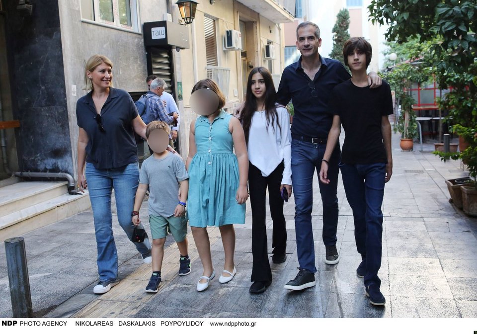 Ο Κώστας Μπακογιάννης και με τα τέσσερα παιδιά του τον Οκτώβριο του 2023. Από αριστερά η σύζυγός του Σία Κοσιώνη, δίπλα της ο μικρός Δήμος, η Ολυμπία, η Δανάη, ο Κώστας Μπακογιάννης και ο Παύλος Μπακογιάννης.
