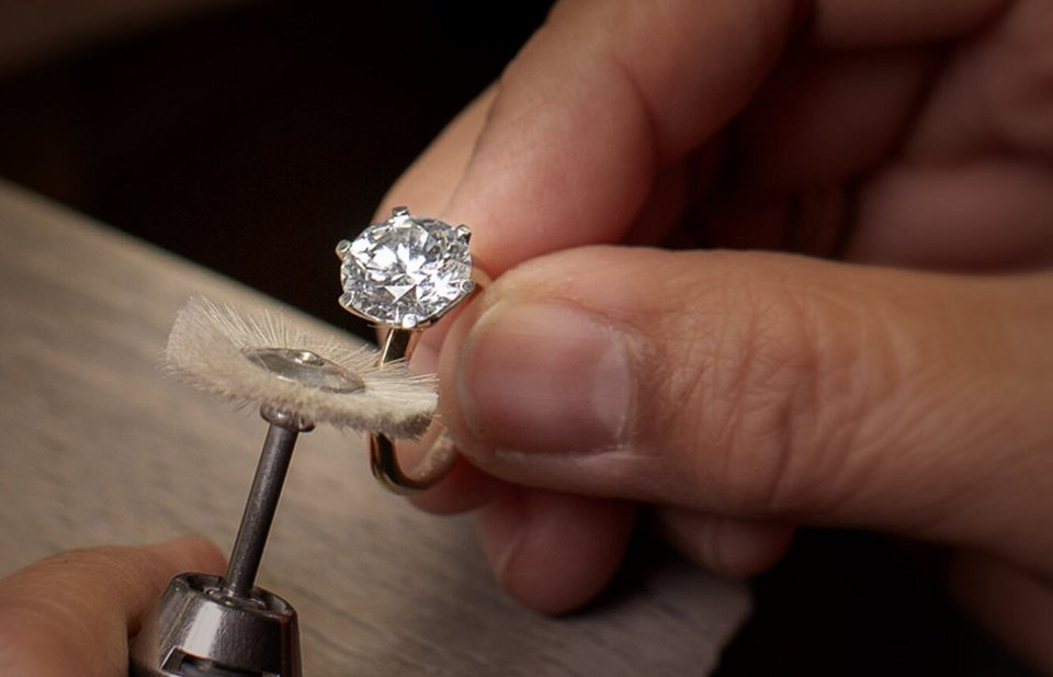 Παίρνουν την πέτρα -ή και τις πέτρες- και τη μετατρέπουν σε ένα νέο κόσμημα που δεν συμβολίζει την υπόσχεση, αλλά το «μετά». Έτσι εμφανίζεται μια νέα κατηγορία στη γλώσσα του στιλ: τα «δαχτυλίδια του διαζυγίου», κοσμήματα που παρουσιάζονται ως σύμβολα ελευθερίας, αυτονομίας και νέου κεφαλαίου / SHUTTERSTOCK