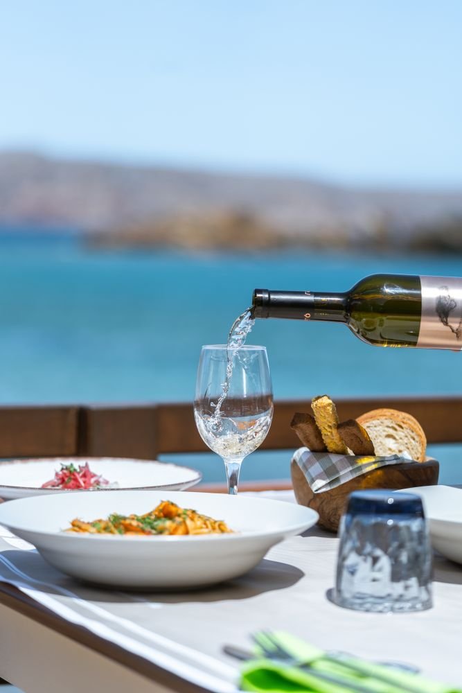 Θαλασσινά, γαρίδες, ψάρια ψητά, όστρακα αχνιστά, μελωμένες σουπιές και καλαμάρια σε πυκνές σάλτσες και φυσικά ο ταραμάς αγαπούν το Ασύρτικο σε όλες τις εκφάνσεις του