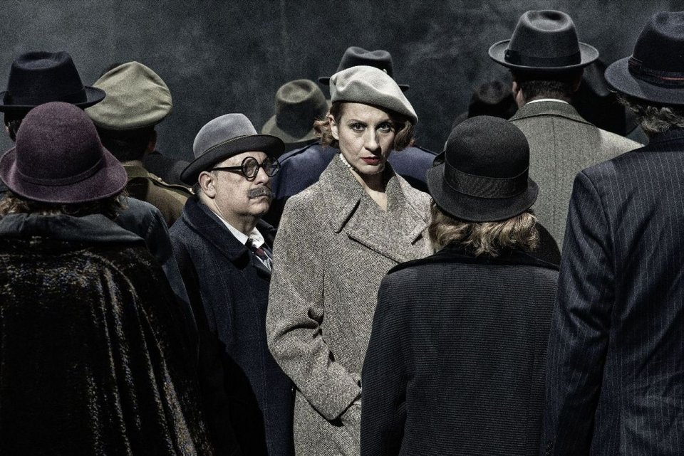 Το τελευταίο μυθιστόρημα του Γιώργου Σκαμπαρδώνη «Ήλιος με ξιφολόγχες» αποτελεί τη νέα παραγωγή του Κρατικού Θεάτρου Βορείου Ελλάδος