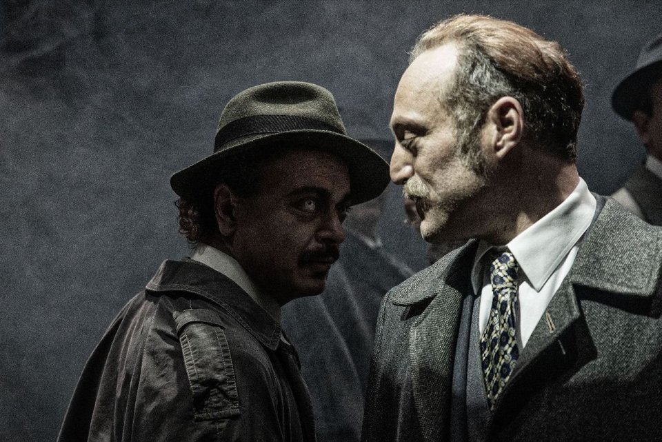 Θεατρική διασκευή: Ελένη Ευθυμίου, Γιώργος Σκαμπαρδώνης &amp; Δημήτρης Ζάχος