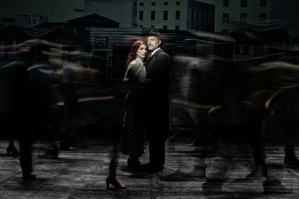 Ο ταγματάρχης προσπαθεί να ισορροπήσει ανάμεσα στο καθήκον και την επιθυμία