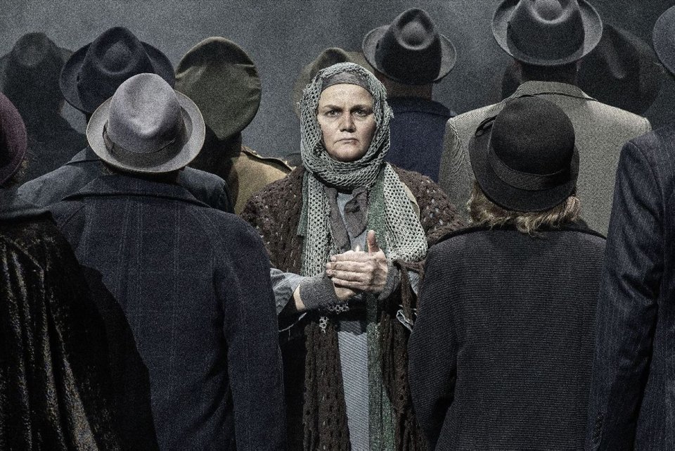 Μια μυθοπλαστική προσωπική ιστορία που διασταυρώνεται με την πραγματική Ιστορία της Θεσσαλονίκης στα σκοτεινά χρόνια του μεσοπολέμου