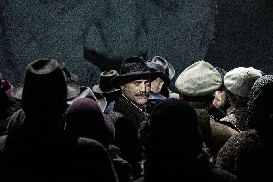 Ο συγγραφέας ακολουθώντας την πορεία του κεντρικού του ήρωα Γόρδιου Κλήμεντου, ζωντανεύει την περίοδο της μεσοπολεμικής Θεσσαλονίκης