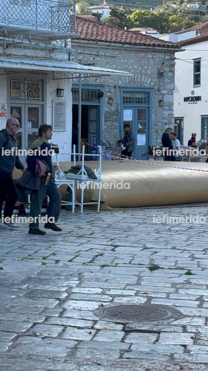 Φωτογραφίες και βίντεο: Ο Μπραντ Πιτ στο λιμάνι της Υδρας