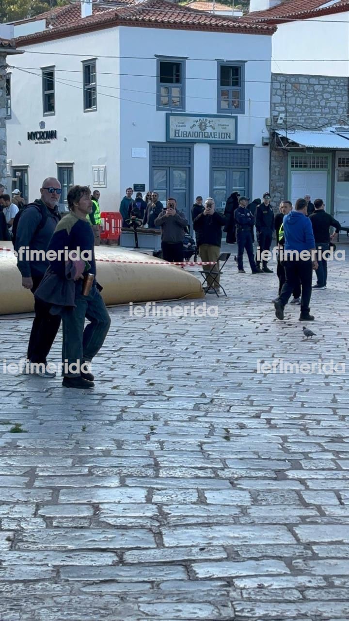 Φωτογραφίες και βίντεο: Ο Μπραντ Πιτ στο λιμάνι της Υδρας