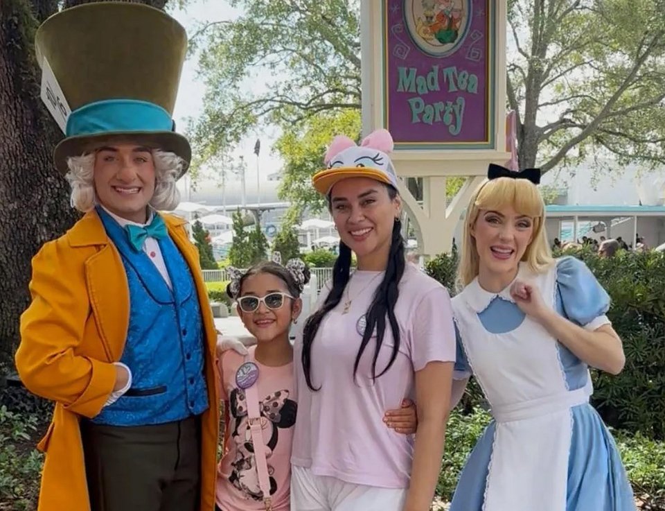 Τον Αύγουστο, η οικογένεια είχε περάσει διακοπές μαζί σε θεματικό πάρκο στη Φλόριντα. Ήταν, όπως είπε η 9χρονη, τόσο ευχάριστη εμπειρία, ώστε παρακάλεσε τη μητέρα της να επιστρέψουν για την καθιερωμένη γιορτή του Οκτωβρίου / ΙΝSTAGRAM