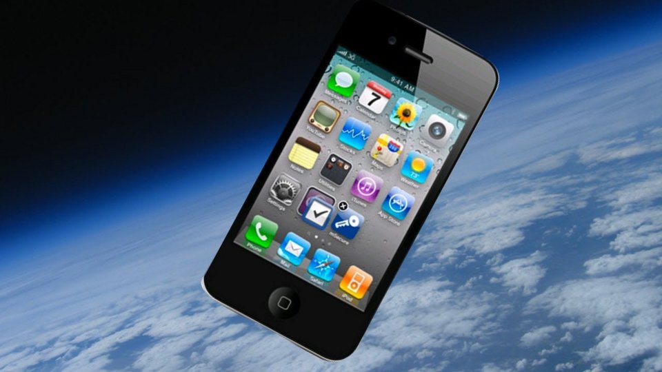 Η απόφαση, που παρουσιάζεται ως μια «ιστορική πρωτιά» για τον οργανισμό, συνδέεται με δύο στόχους: αφενός, να δοθεί στα πληρώματα ένα πιο οικείο εργαλείο για να αποτυπώνουν τη ζωή τους κατά τη διάρκεια μιας αποστολής, αφετέρου να επιταχυνθεί η πιστοποίηση σύγχρονου εξοπλισμού για χρήση σε περιβάλλον πτήσης / SHUTTERSTOCK