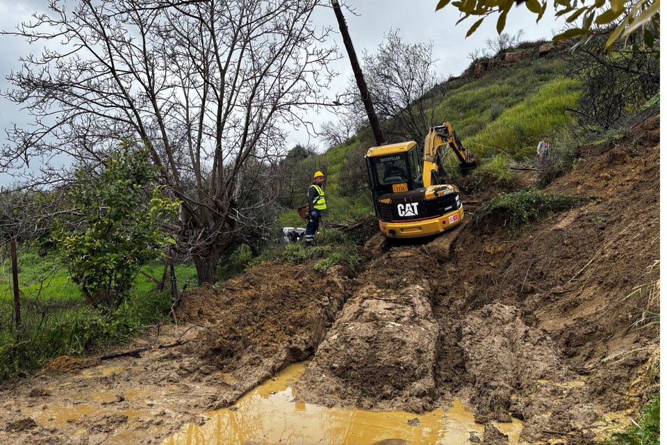 Μηχάνημα του δήμου επιχειρεί να αποκαταστήσει την πρόσβαση / Φωτογραφία: INTIME