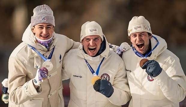 Οι Eric Perrot από τη Γαλλία, Johan-Olav Botn και Sturla Holm Lægreid από τη Νορβηγία γιορτάζουν με τα μετάλλιά τους  