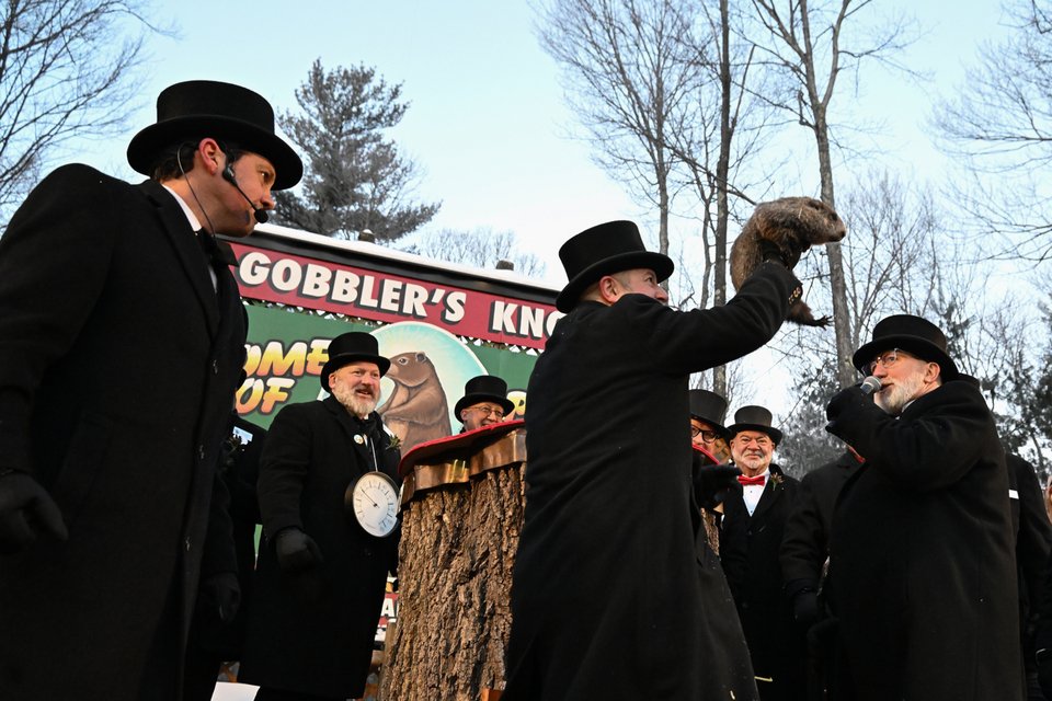 Ο A.J. Dereume κρατά τον Punxsutawney Phil κατά τον 140ό εορτασμό της Ημέρας της Μαρμότας στο Punxsutawney της Πενσυλβάνια, 2 Φεβρουαρίου 2026