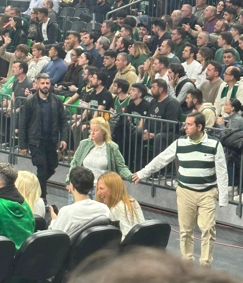 Ο Νότης Μηταράκης με τη σύζυγό του στο ΟΑΚΑ