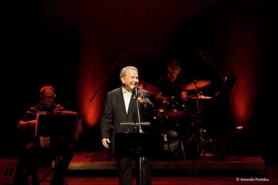 O Μανώλης Μητσιάς τραγουδά Γκάτσο 