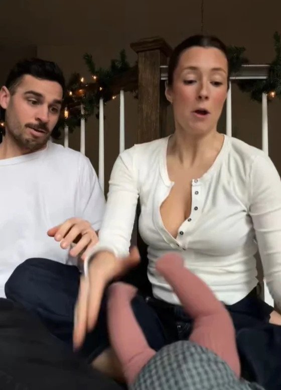 Η στιγμή που πέφτει το μωρό από την αγκαλιά τους 