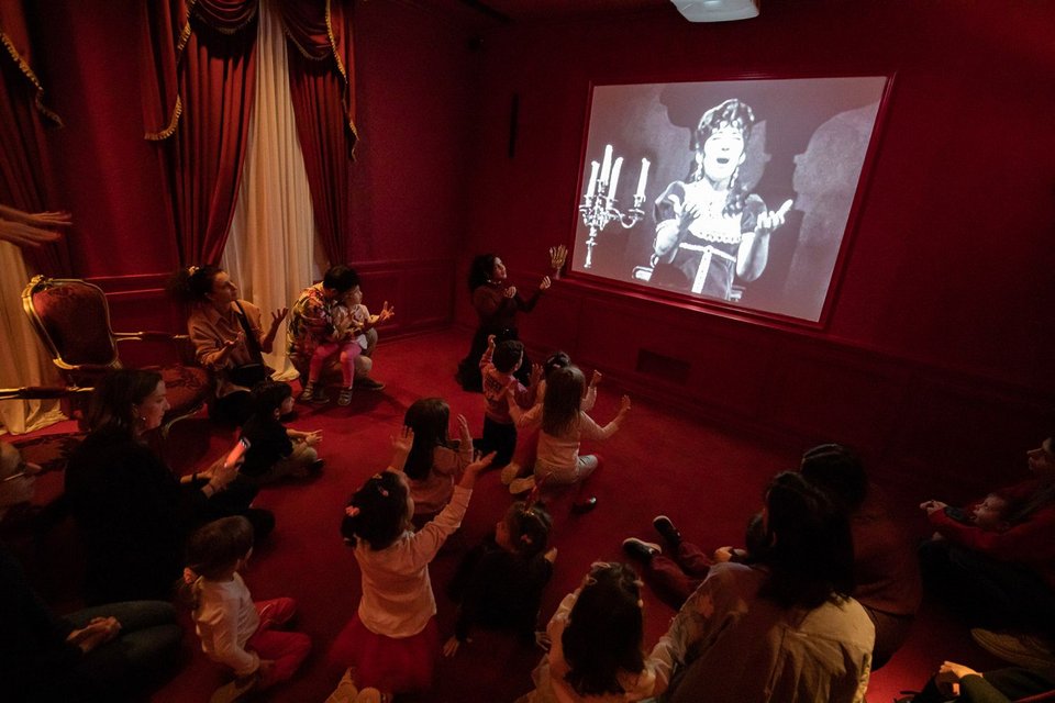 Στο Μουσείο Μαρία Κάλλας, όταν η νύχτα πέφτει, οι συλλογές ζωντανεύουν μέσα από παιχνίδι, μυστήριο και φαντασία