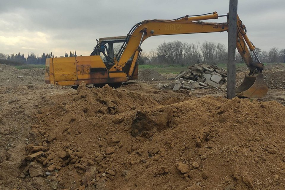 Χώματα, μπετόν και πίσσα κατέληγαν σε αγροτεμάχια στη Σίνδο