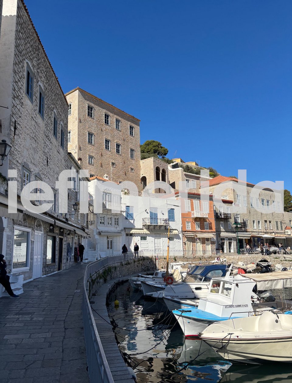 Σημείο προς σημείο πού θα γίνουν τα γυρίσματα στην Ύδρα: Το καμαρίνι του Μπραντ Πιτ στο... νηπιαγωγείο, τα χρήματα που πληρώνουν