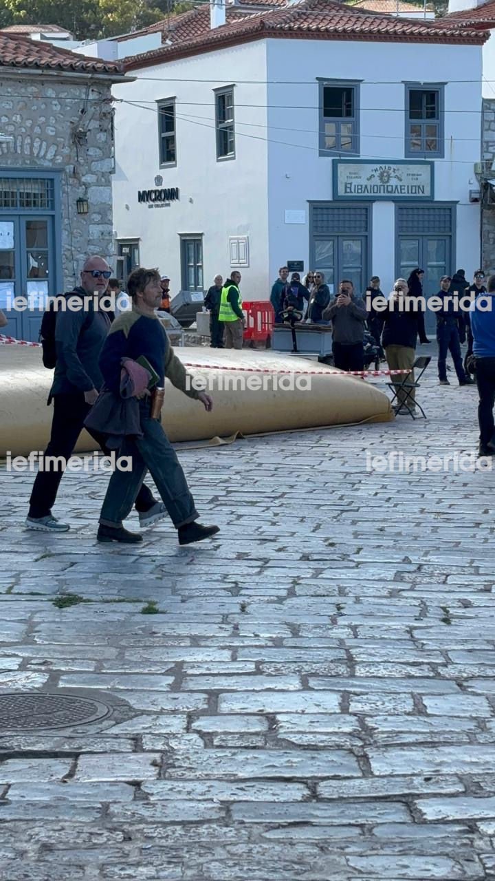 Φωτογραφίες και βίντεο: Ο Μπραντ Πιτ στο λιμάνι της Υδρας