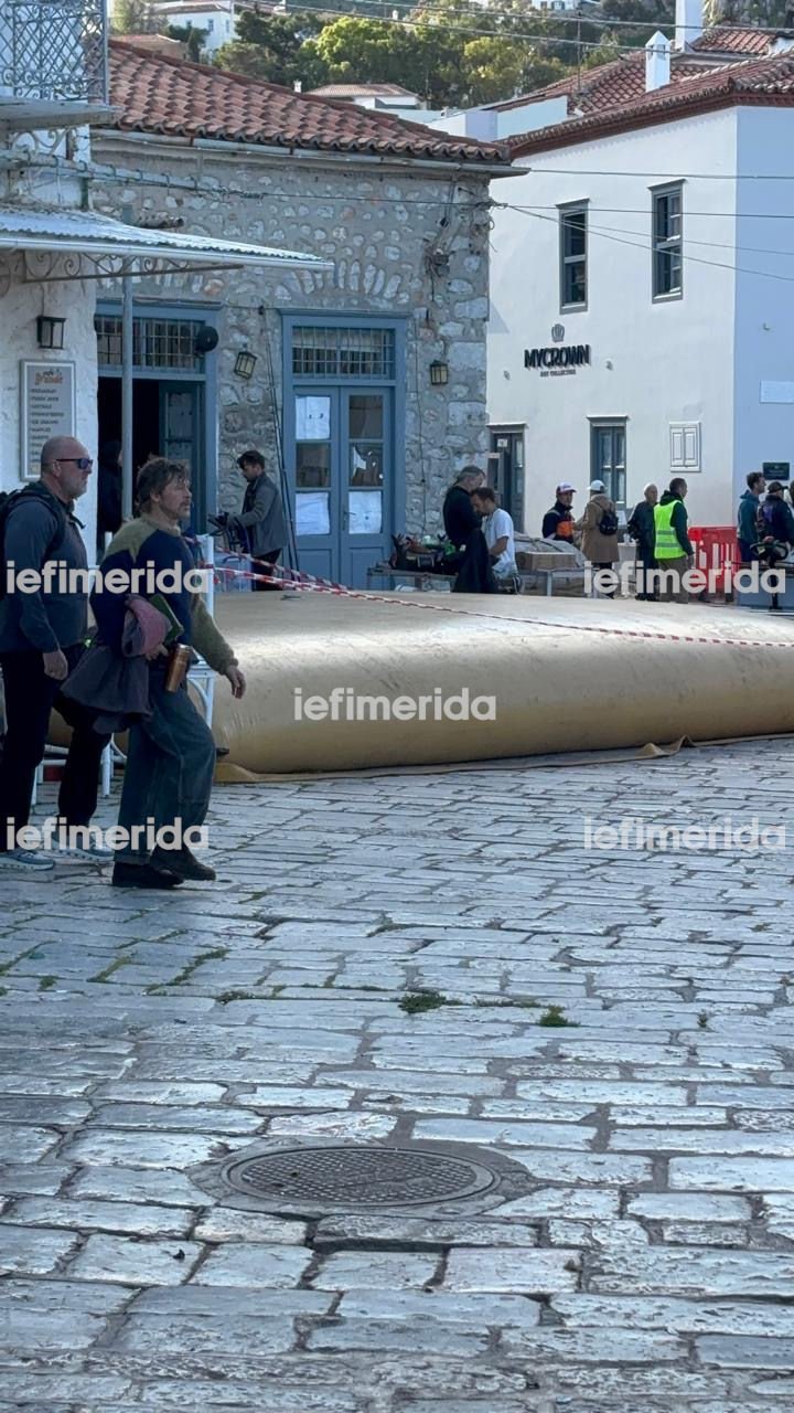 Φωτογραφίες και βίντεο: Ο Μπραντ Πιτ στο λιμάνι της Υδρας