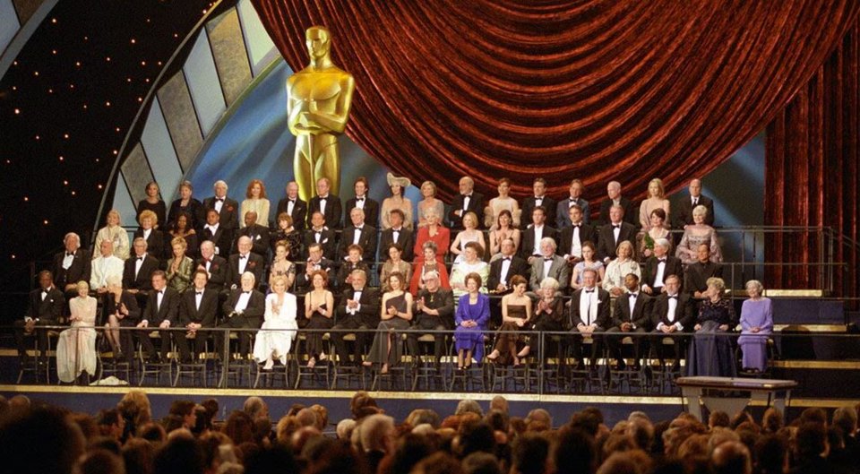 Προηγούμενοι βραβευμένοι με Όσκαρ συγκεντρώνονται στη σκηνή για μια «οικογενειακή» φωτογραφία