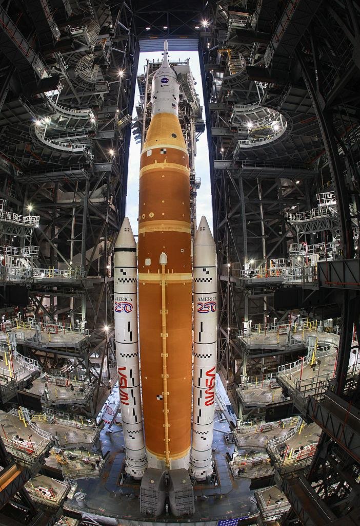 Η ίδια η αποστολή Artemis II έχει ιδιαίτερη βαρύτητα: θα στείλει τέσσερις αστροναύτες σε μια δεκαήμερη πτήση γύρω από τη Γη και κατόπιν γύρω από τη Σελήνη, προτού επιστρέψουν στην ατμόσφαιρα της Γης / ΝΑSA