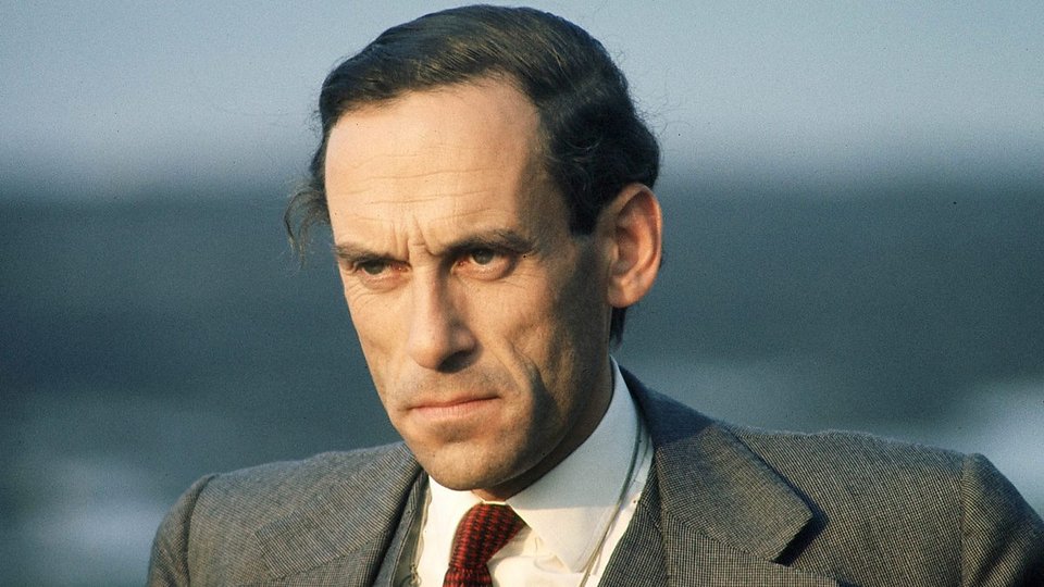 Έγινε δικηγόρος, εμφανίστηκε και στην τηλεόραση, αλλά η πολιτική φλόγα δεν έσβησε: το 1959 εκλέχθηκε βουλευτής σε ηλικία 30 ετών, με ταλέντο μιμητισμού και τον αέρα ανθρώπου που ξέρει να κερδίζει το κοινό του / WIKIPEDIA