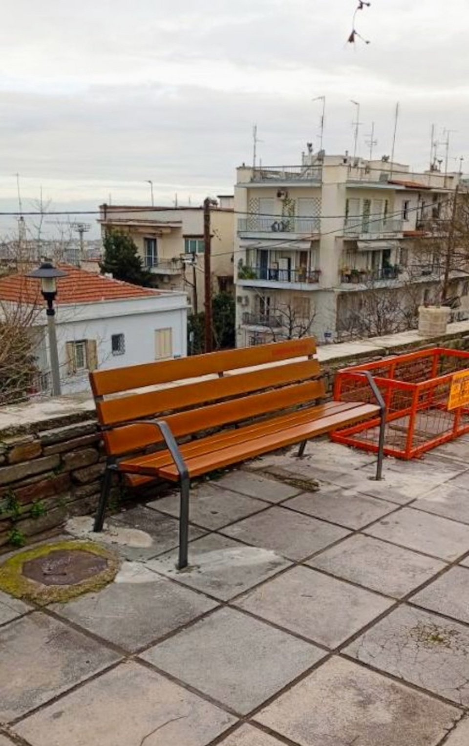 Τριακόσια νέα παγκάκια τοποθετούνται σε όλη την πόλη