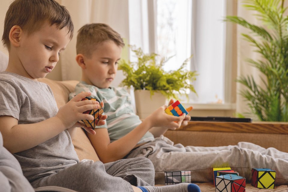 Δύο αγόρια προσπαθούν να λύσουν κύβους του Ρούμπικ