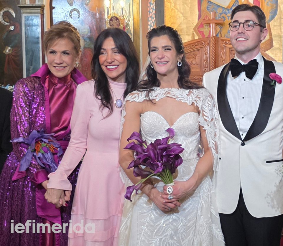 Οι νεόνυμφοι με την μητέρα της νύφης Γωγώ Αθανασοπούλου και την Ελένη Μπούση  