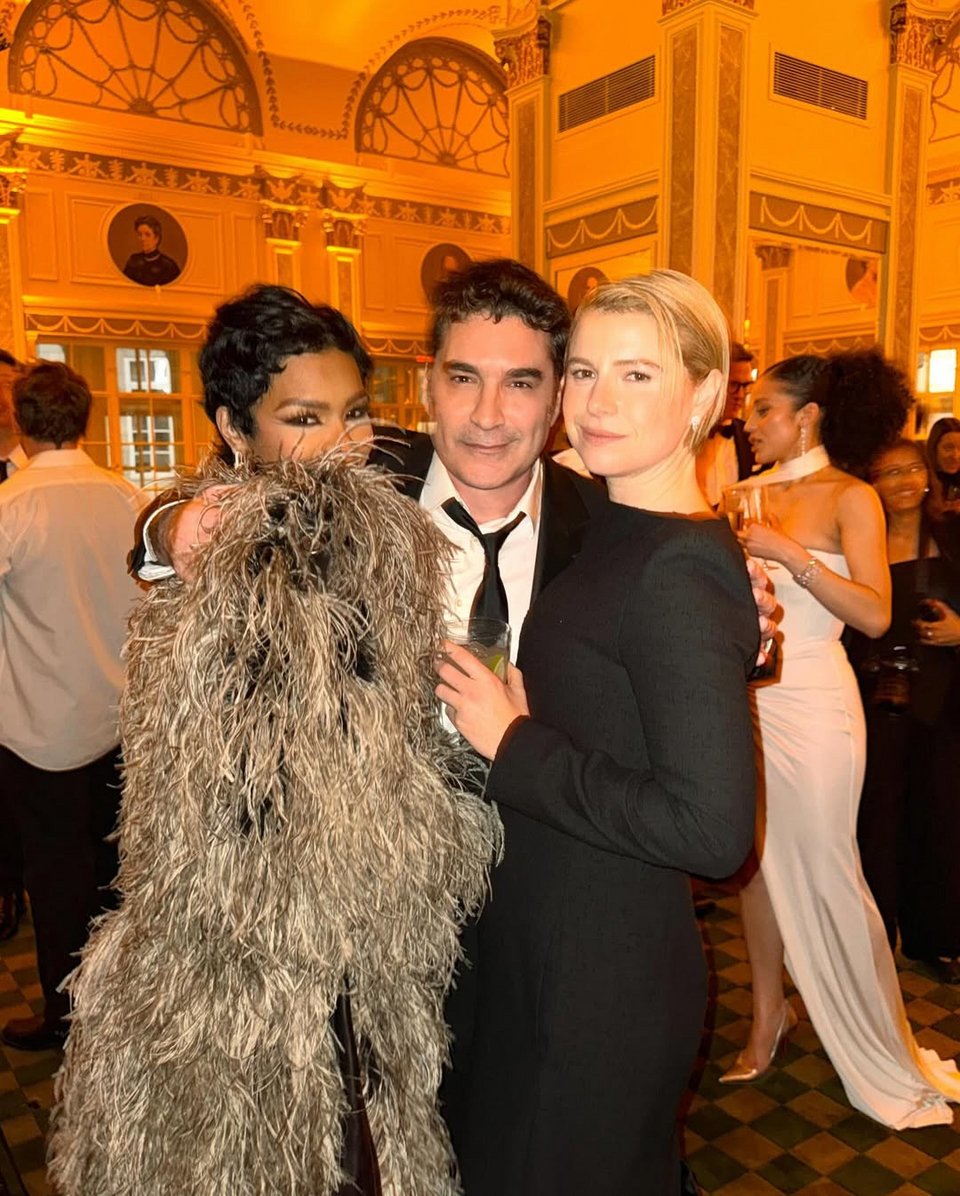 O Χριστόφορος Παπακαλιάτης με την Τεγιάνα Τέιλορ και την Τζέσι Μπάκλεϊ 