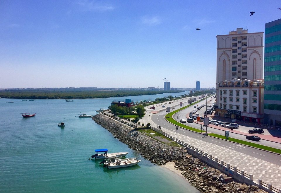 Τα τελευταία χρόνια το Ντουμπάι αποτελεί έναν από τους πιο δημοφιλείς προορισμούς για Ευρωπαίους επαγγελματίες και επιχειρηματίες, όμως ένα αυξανόμενο κύμα Βρετανών ομογενών φαίνεται να εγκαταλείπει τη διάσημη πόλη αναζητώντας μια διαφορετική καθημερινότητα σε ένα γειτονικό εμιράτο / WIKIPEDIA