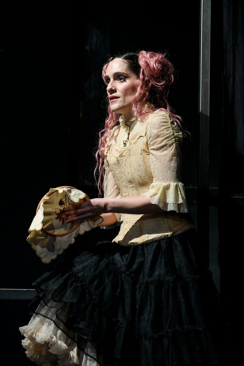 Η Εύα Σιμάτου ερμηνεύει την Λιζαβέτα Ιβάνοβνα, έναν ρόλο λεπτό και απαιτητικό