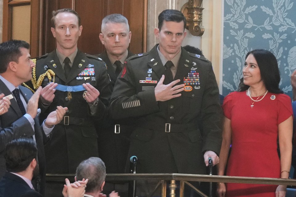 Η ιστορία του πιλότου στην επιχείρηση σύλληψης του Μαδούρο που παρασημοφόρησε ο Τραμπ