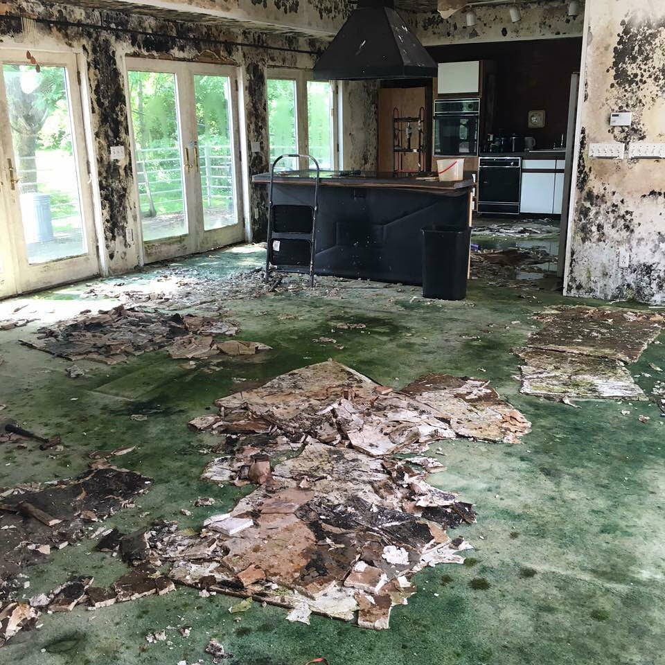 Η κουζίνα όταν αγόρασαν τον πυροσβεστικό σταθμό 