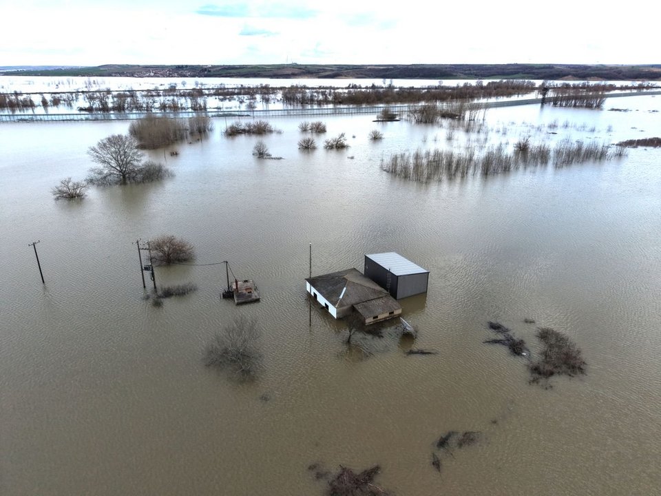 Στην ευρύτερη περιοχή έξω από τα Λάβαρα, η στάθμη των υδάτων έχει φτάσει ακόμη και τα επτά μέτρα