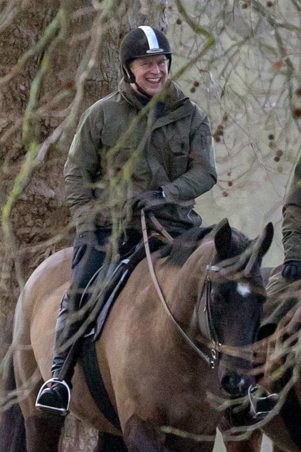 Ο πρίγκιπας Άντριου κάνει ιππασία χαμογελαστός λίγο πριν μετακομίσει άρον-άρον από το Royal Lodge