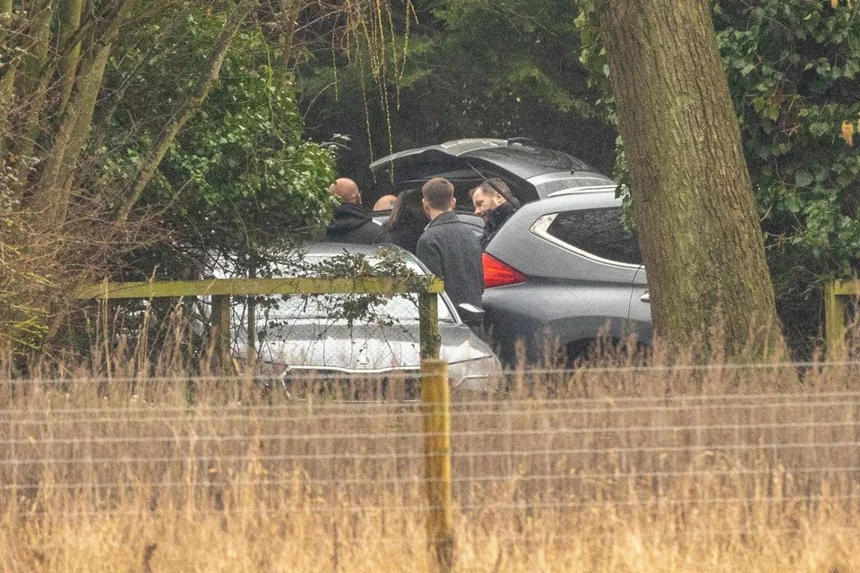 Περιπολικά με συμβατικές πινακίδες κυκλοφορίας και αστυνομικοί με πολιτικά στην οικία του Άντριου Μαουντμπάτεν-Γουίνδσορ / Bav Media / SplashNews.com / Splash / Profimedia