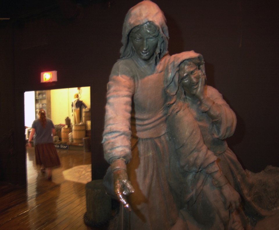 Το άγαλμα του Μνημείου Δικών Μαγείας στο Salem Wax Museum of Witches and Seafarers