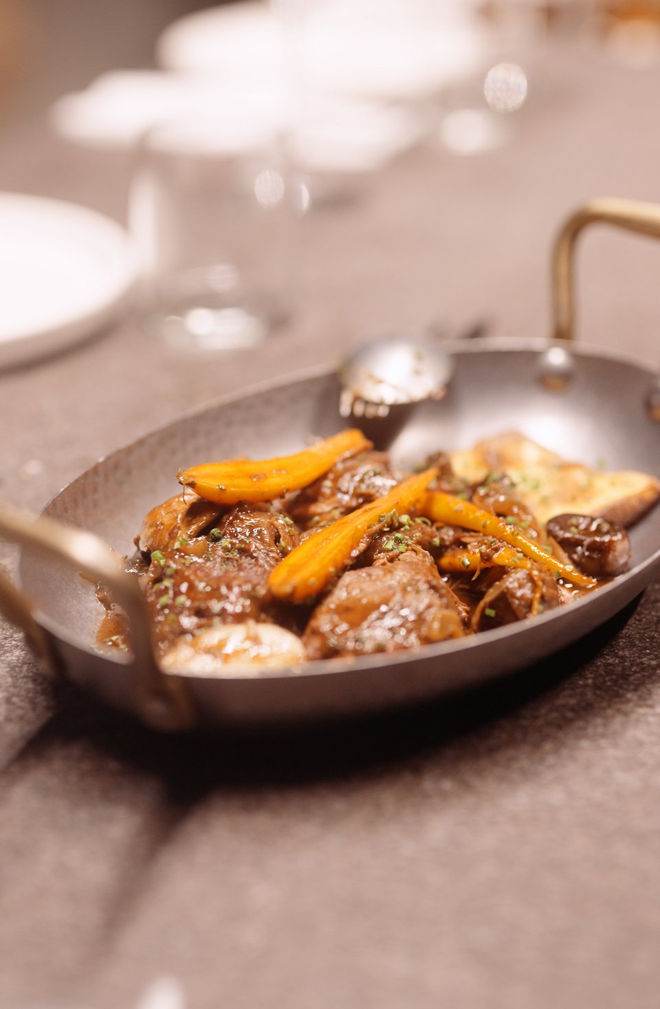 Τα short ribs με πολέντα τραχανά και κάστανο στο Thirio / Φωτογραφία: Πάνος Ηλιόπουλος