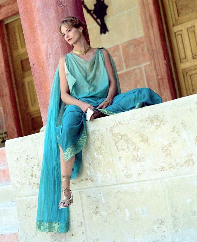 Η Σιένα Γκίλορι ως Ωραία Ελένη στην τηλεταινία του USA Network