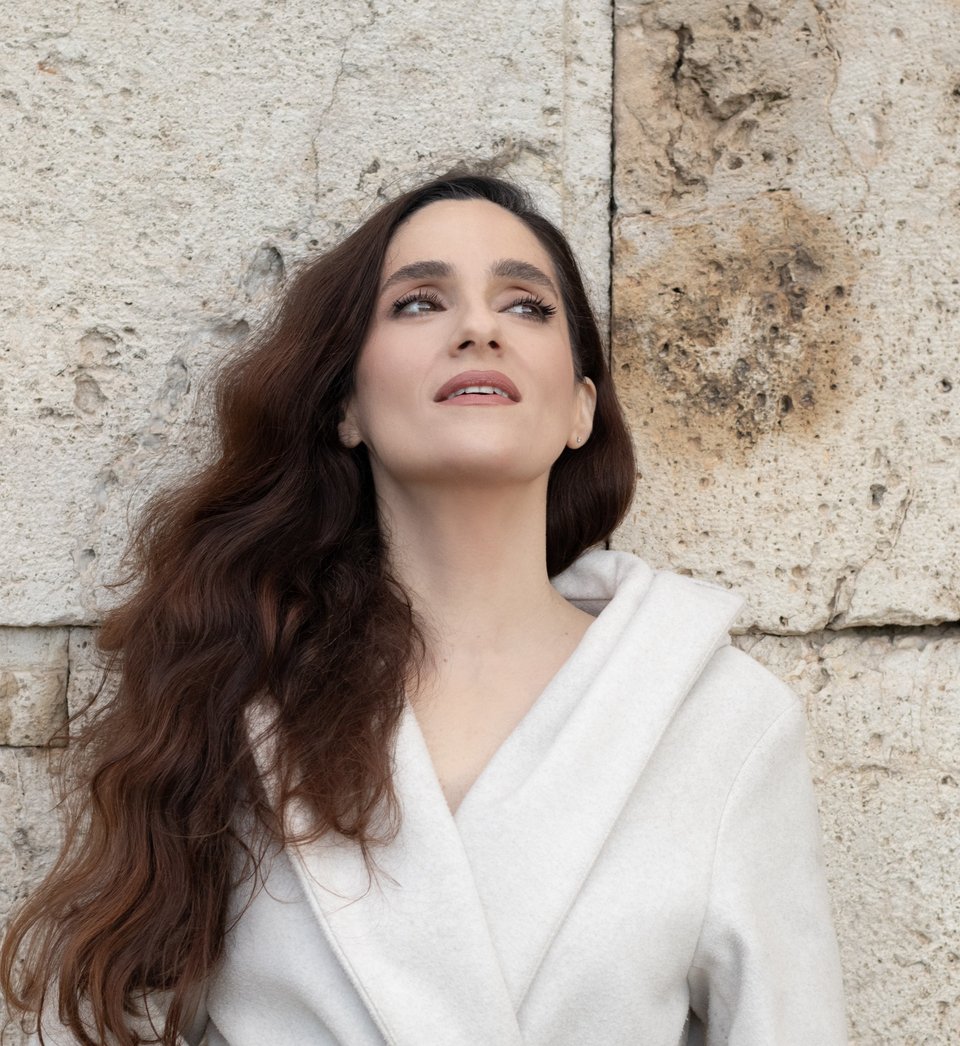 «Με συγκινεί στη Λίζα η αθωότητά της», λέει η Εύα Σιμάτου στο iefimerida.gr «όχι ως αφέλεια, αλλά ως βαθιά ανάγκη να πιστέψει ότι κάτι αληθινό, μπορεί να υπάρξει στη ζωή»