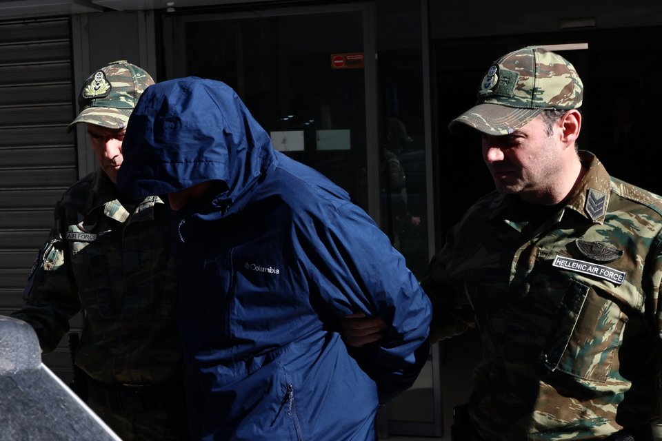 Ο σμήναρχος ενώ φεύγει από το Αεροδικείο / Φωτογραφία: Intimenews